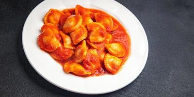 ravioli vlees pasta tomaat saus vers schotel gezond maaltijd voedsel tussendoortje Aan de tafel kopiëren ruimte voedsel foto