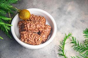 Kerstmis koekje toetje chocola spaander koekjes noten, droog fruit nieuw jaar zoet toetje vakantie maaltijd voedsel tussendoortje Aan de tafel foto