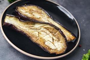 aubergine gebakken vers groente schotel gezond maaltijd voedsel tussendoortje Aan de tafel kopiëren ruimte voedsel achtergrond foto