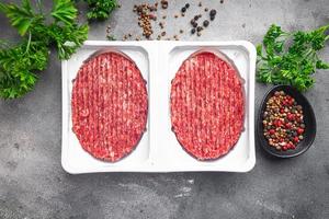 rauw grond vlees kotelet varkensvlees rundvlees hamburger vers schotel maaltijd voedsel tussendoortje Aan de tafel kopiëren ruimte voedsel achtergrond foto