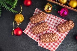 Kerstmis koekje toetje chocola spaander koekjes noten, droog fruit nieuw jaar zoet toetje vakantie maaltijd voedsel tussendoortje Aan de tafel foto