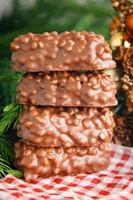 Kerstmis koekje toetje chocola spaander koekjes noten, droog fruit nieuw jaar zoet toetje vakantie maaltijd voedsel tussendoortje Aan de tafel foto