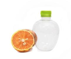 oranje met leeg plastic fles geïsoleerd Aan de wit achtergrond, thais fruit foto