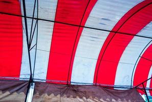 het oude rood-witte canvas dak van het tijdelijke gebouw foto