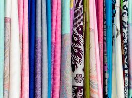 divers kleding stof patronen en divers kleuren in de souvenir winkel foto