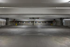 lege parkeergarage foto