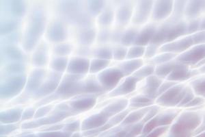 onscherp wazig transparant roze gekleurde Doorzichtig kalmte water oppervlakte structuur met plons, bubbel. schijnend roze water rimpeling achtergrond. oppervlakte van water in zwemmen zwembad. tropisch roze water texturen. foto