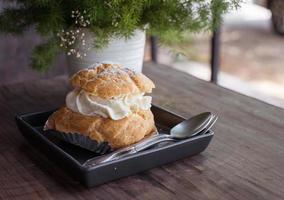 choux room is een room gevulde toetje en een van de heel populair western stijl snoepgoed. foto