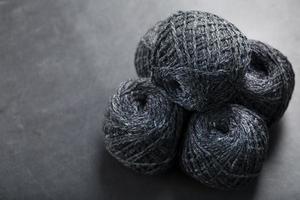 klitten van grijs garen gemaakt van natuurlijk wol detailopname foto