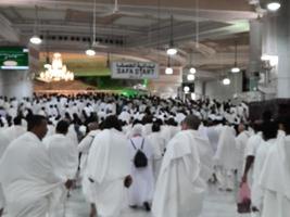 mekka, saudi Arabië, aug 2022 - pelgrims wandelen tussen de heuvels van safa en marwah gedurende umrah Bij de masjid al haram in mekka. foto