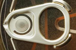 metaal deksel met een ring van een blik kan foto