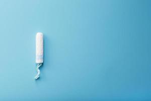 gynaecologisch tampons Aan een blauw achtergrond top visie foto