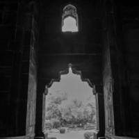 mughal-architectuur in lodhi-tuinen, delhi, india, prachtige architectuur in de moskee met drie koepels in lodhi-tuin zou de vrijdagmoskee zijn voor vrijdaggebed, lodhi-tuingraf foto