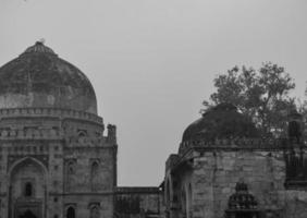 mughal-architectuur in lodhi-tuinen, delhi, india, prachtige architectuur in de moskee met drie koepels in lodhi-tuin zou de vrijdagmoskee zijn voor vrijdaggebed, lodhi-tuingraf foto