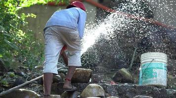 Mens proberen naar hou op water verspreiding afbeelding. foto