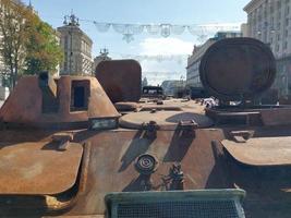 kiev, Oekraïne - augustus 23, 2022 zwaar leger uitrusting vernietigd in strijd foto