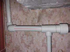 geïnstalleerd metaal verwarming radiatoren in de leven kamer in de appartement foto