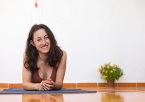 meisje resting na aan het doen yoga foto