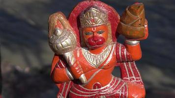 rood bodem gemaakt beeldhouwwerk van heer Hanuman foto