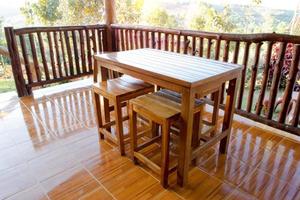 houten stoel en tafel Bij balkon foto