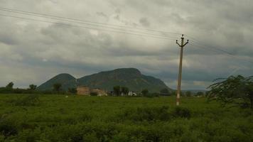 visie van bergen en gras van Rajasthan met blauw en wit wolken foto