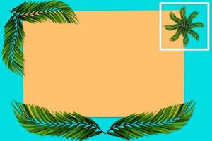 groen palm bladeren patroon voor natuur concept, tropisch blad Aan oranje en taling papier achtergrond foto