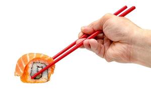 gerold sushi Zalm nigiri met rood eetstokjes geïsoleerd Aan wit achtergrond, Japans voedsel foto