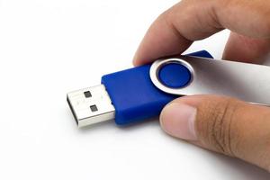 blauwe usb flash drive isoleren op wit foto
