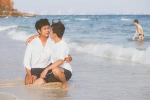 homoseksueel portret jong aziatisch paar knuffelen samen op het strand in de zomer, azië homo gaand toerisme voor vrije tijd en ontspannen met romantisch en geluk in vakantie op zee, lgbt juridisch concept. foto