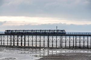 zuidelijk Aan zee, essex, uk, november 24. trein rennen langs zuidelijk pier in essex Aan november 24, 2013 foto