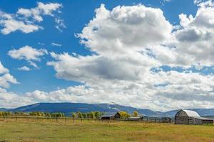 jackson, Wyoming, Verenigde Staten van Amerika - oktober 1, 2013. t. a. rui schuur en bijgebouwen in de buurt Jackson Wyoming Aan oktober 1, 2013 foto