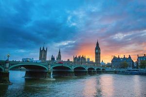 Big Ben en Westminster Bridge bij zonsondergang