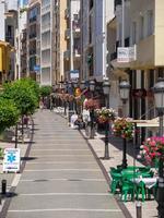 estepona, Andalusië, Spanje - mei 5. straat tafereel in Estepona Spanje Aan mei 5, 2014. twee niet geïdentificeerd mensen. foto