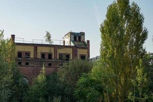 berlijn duitsland, 2014. verlaten fabriek in oosten- berlijn foto