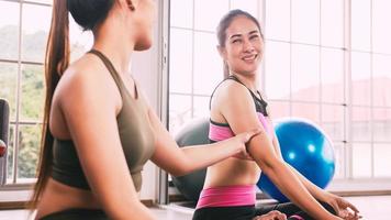 twee Aziatisch meisjes aan het doen yoga opdrachten Bij huis. foto