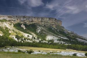 bergachtig, rotsachtig landschap van de Ravijn met de top van de wit rots tegen de blauw lucht. foto