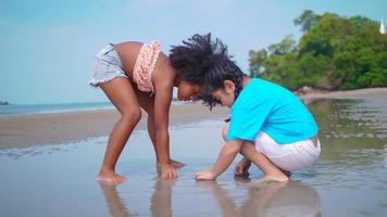 meisjes hebben pret spelen samen Aan de strand. foto