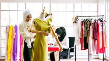 mooi moslim Dames werken samen Bij de kleding kantoor. foto