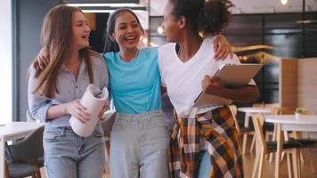 multi-etnisch studenten hebben pret chatten in school- pratend en lachend samen. foto