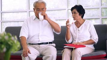 Aziatisch ouderen paar uitgeven tijd samen Bij huis. foto