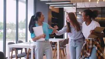 multi-etnisch studenten hebben pret chatten in school- pratend en lachend samen. foto