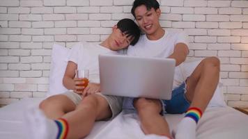 gelukkig homo Aziatisch paar uitgeven tijd samen in bed Bij huis. foto