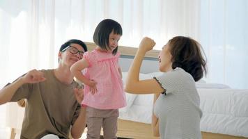 gelukkig familie met moeder, vader en gehandicapt dochter hebben pret dansen samen Bij huis. foto