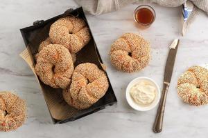 Turks simit eigengemaakt traditioneel Turks gebakje. Turks knapperig ronde gevlochten bagel met sesam zaden. foto