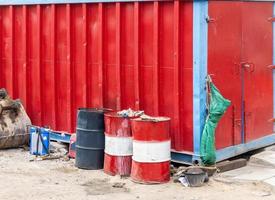 de rood houder voor tijdelijk opslagruimte van de uitrusting gebruikt in bouw. foto