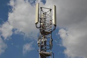 een telecommunicatieverbinding antenne mast met een een beetje bewolkt achtergrond, Frankrijk foto