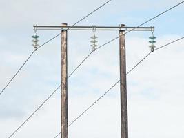 elektriciteit lijnen langs de weg in kirkenes, Noorwegen. foto