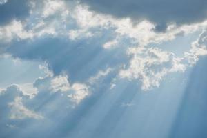 inspirerend licht schijnend door wolken. de zon stralen breken door de wolken. foto