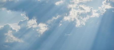 de achtergrond van de zon door de wolken. de zon stralen breken door de wolken. foto