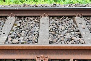 meerdere spoorweg sporen met kruispunten Bij een spoorweg station in een perspectief en vogelstand visie foto